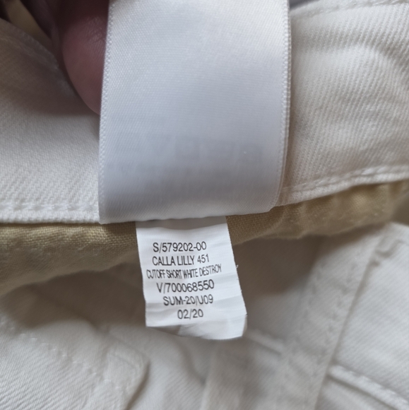 ⭐️40% Off⭐️ Old Navy Mid Rise Boyfriend Cut Off Shorts in Calla Lily - Picture 13 of 13